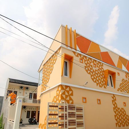 ホテル Reddoorz Syariah @ Pahlawan シドアルジョ エクステリア 写真